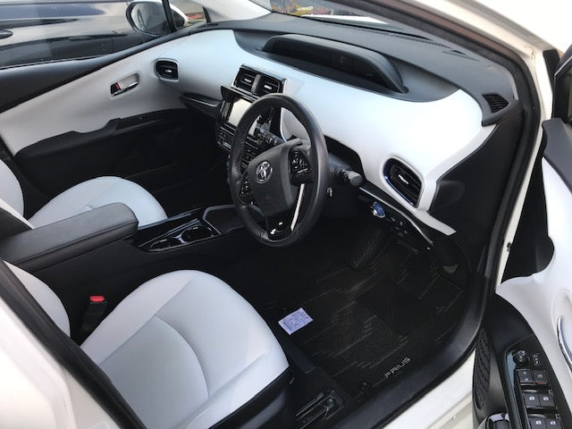 TOYOTA 2018year PRIUS A TOURING SELECTION